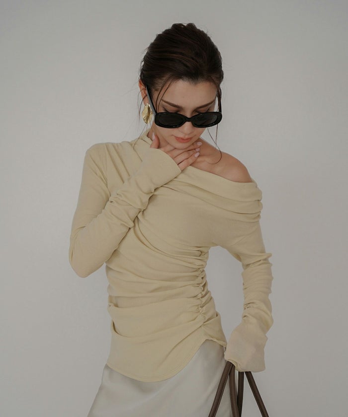 短丈 シアートップス タイト オフショルトップス ドレープ スタイルアップ オフィス 万能トップス 着回し インナートップス オシャレ 無地 女性らしい モテコーデ デートコーデ 大人 あざと可愛い 肌見せ 港区 ラウンジ 韓国風 韓国系 綺麗め 細見え カジュアル スタイル盛れ KINO THE KEI