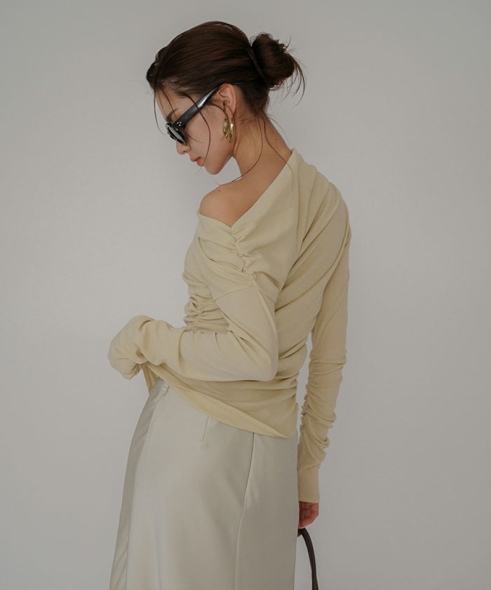 短丈 シアートップス タイト オフショルトップス ドレープ スタイルアップ オフィス 万能トップス 着回し インナートップス オシャレ 無地 女性らしい モテコーデ デートコーデ 大人 あざと可愛い 肌見せ 港区 ラウンジ 韓国風 韓国系 綺麗め 細見え カジュアル スタイル盛れ KINO THE KEI