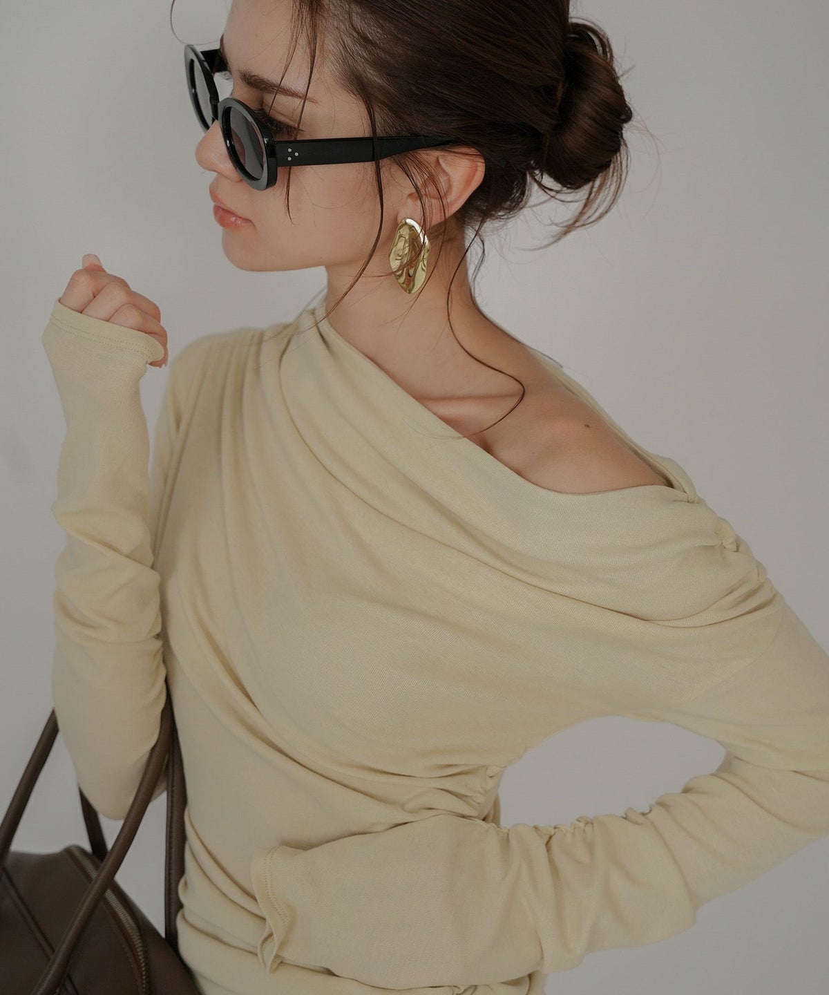 短丈 シアートップス タイト オフショルトップス ドレープ スタイルアップ オフィス 万能トップス 着回し インナートップス オシャレ 無地 女性らしい モテコーデ デートコーデ 大人 あざと可愛い 肌見せ 港区 ラウンジ 韓国風 韓国系 綺麗め 細見え カジュアル スタイル盛れ KINO THE KEI