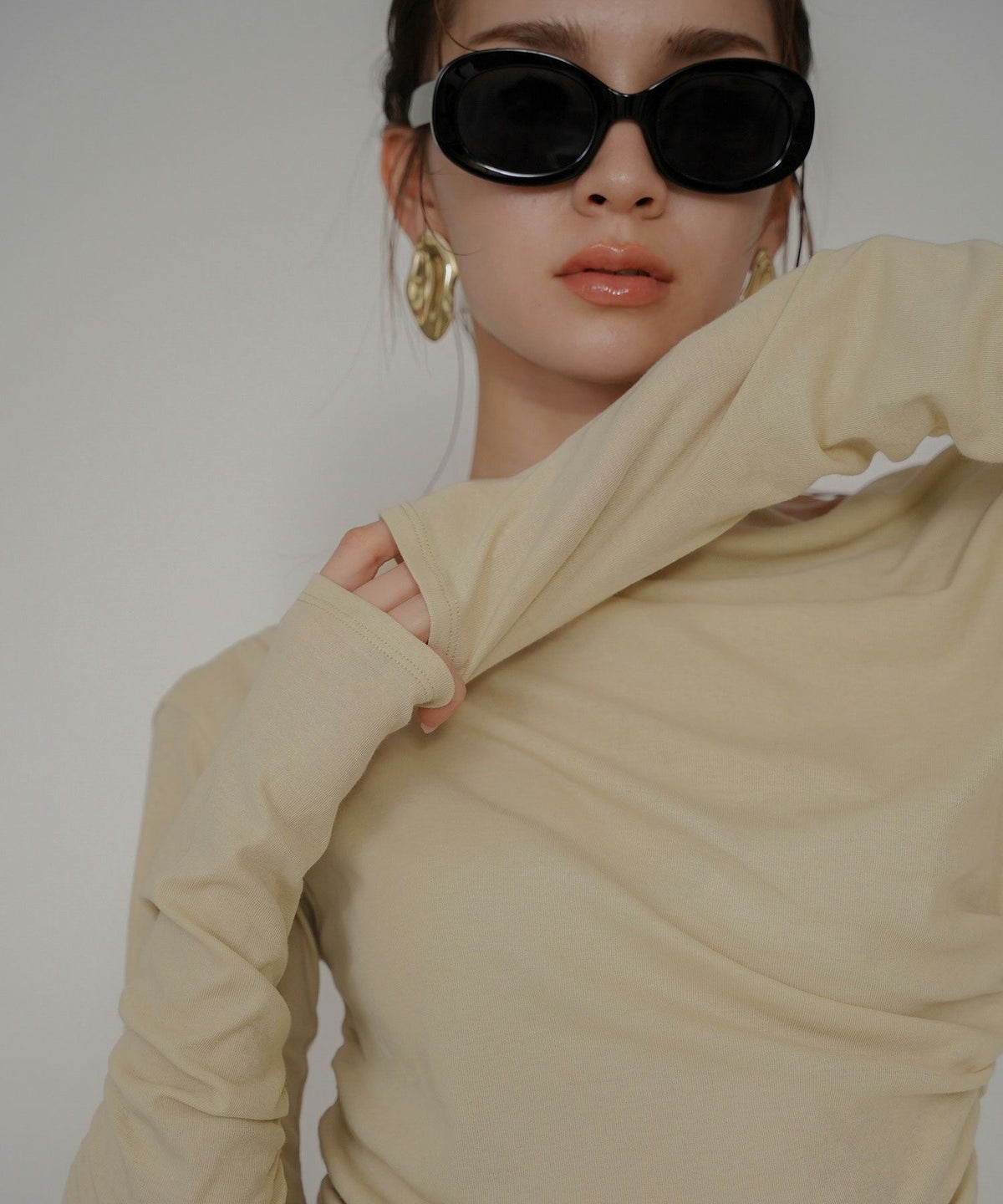 短丈 シアートップス タイト オフショルトップス ドレープ スタイルアップ オフィス 万能トップス 着回し インナートップス オシャレ 無地 女性らしい モテコーデ デートコーデ 大人 あざと可愛い 肌見せ 港区 ラウンジ 韓国風 韓国系 綺麗め 細見え カジュアル スタイル盛れ KINO THE KEI