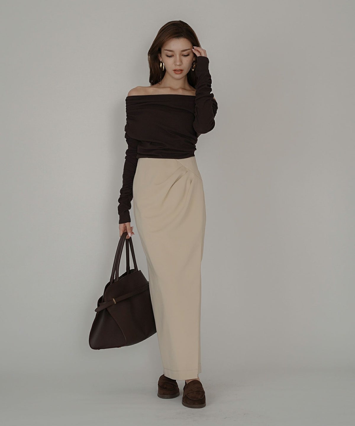 短丈 シアートップス タイト オフショルトップス ドレープ スタイルアップ オフィス 万能トップス 着回し インナートップス オシャレ 無地 女性らしい モテコーデ デートコーデ 大人 あざと可愛い 肌見せ 港区 ラウンジ 韓国風 韓国系 綺麗め 細見え カジュアル スタイル盛れ KINO THE KEI