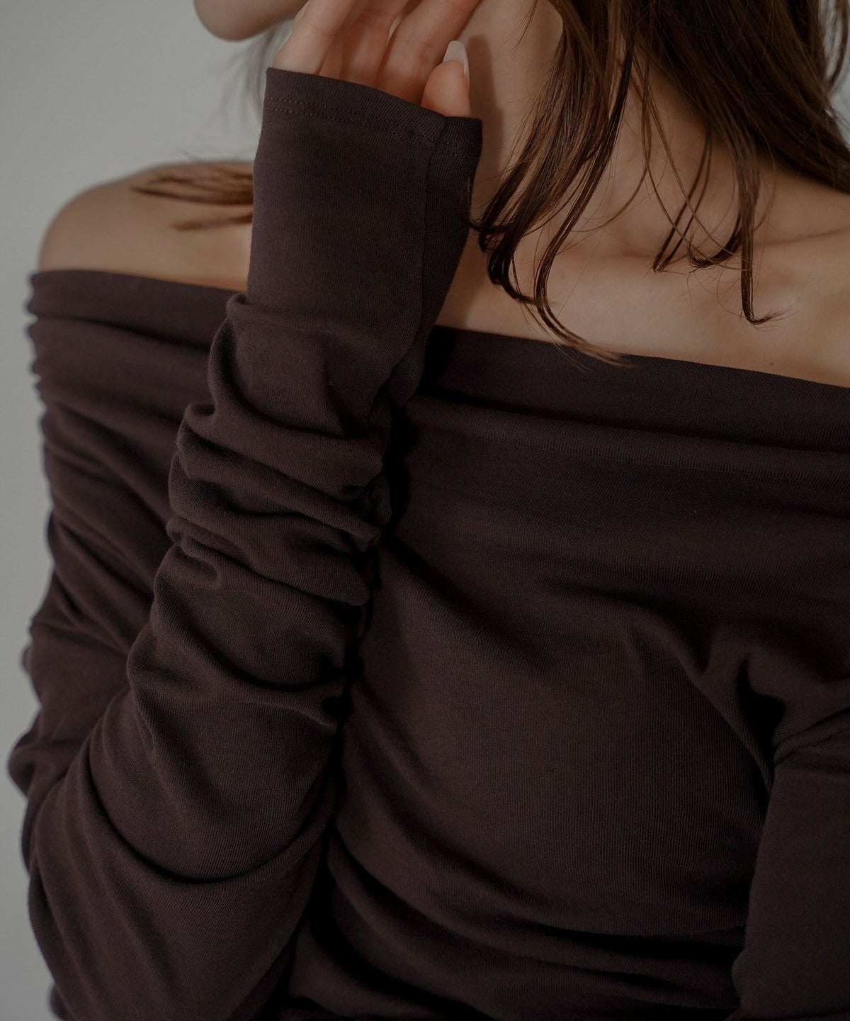 短丈 シアートップス タイト オフショルトップス ドレープ スタイルアップ オフィス 万能トップス 着回し インナートップス オシャレ 無地 女性らしい モテコーデ デートコーデ 大人 あざと可愛い 肌見せ 港区 ラウンジ 韓国風 韓国系 綺麗め 細見え カジュアル スタイル盛れ KINO THE KEI