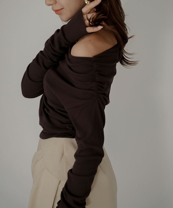 短丈 シアートップス タイト オフショルトップス ドレープ スタイルアップ オフィス 万能トップス 着回し インナートップス オシャレ 無地 女性らしい モテコーデ デートコーデ 大人 あざと可愛い 肌見せ 港区 ラウンジ 韓国風 韓国系 綺麗め 細見え カジュアル スタイル盛れ KINO THE KEI