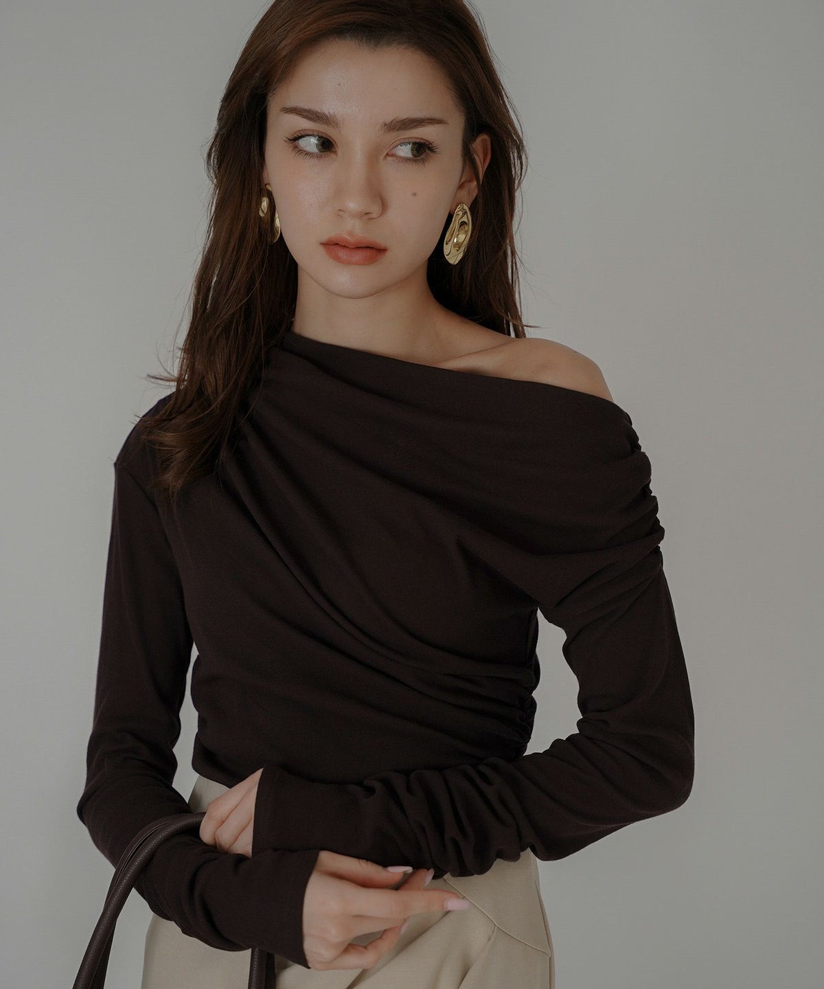 短丈 シアートップス タイト オフショルトップス ドレープ スタイルアップ オフィス 万能トップス 着回し インナートップス オシャレ 無地 女性らしい モテコーデ デートコーデ 大人 あざと可愛い 肌見せ 港区 ラウンジ 韓国風 韓国系 綺麗め 細見え カジュアル スタイル盛れ KINO THE KEI