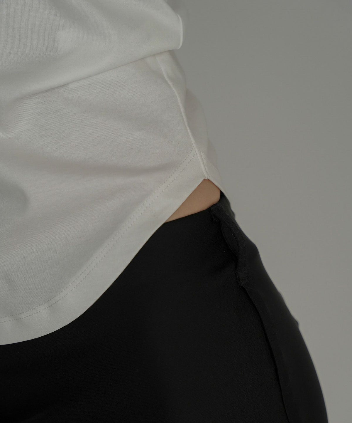 uネック tシャツ クルーネック 深め カットソー タイト ルームウエア オシャレ 無地 オフショル ロンT  女性らしい モテワンピ デートコーデ 大人 ディナー あざと可愛い 肌見せ 韓国風 綺麗め 細見え カジュアル スタイル盛れ KINO THE KEI