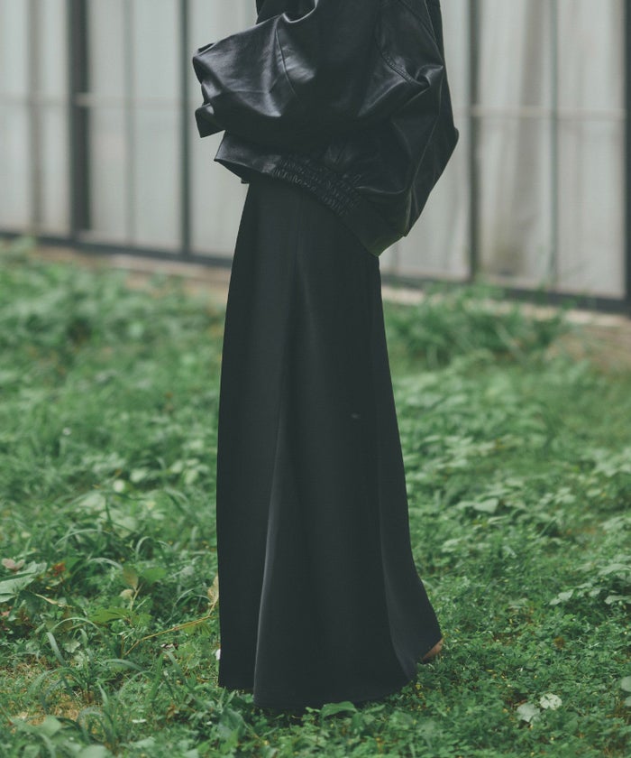 ルーズ 美脚 感動 スタイルアップ Iライン ナロースカート マーメイドスカート サテンスカート ロングスカート オシャレ 無地 女性らしい モテコーデ ベーシック シンプル デートコーデ 大人 あざと可愛い 肌見せ 韓国風 綺麗め 細見え カジュアル スタイル盛れ KINO THE KEI