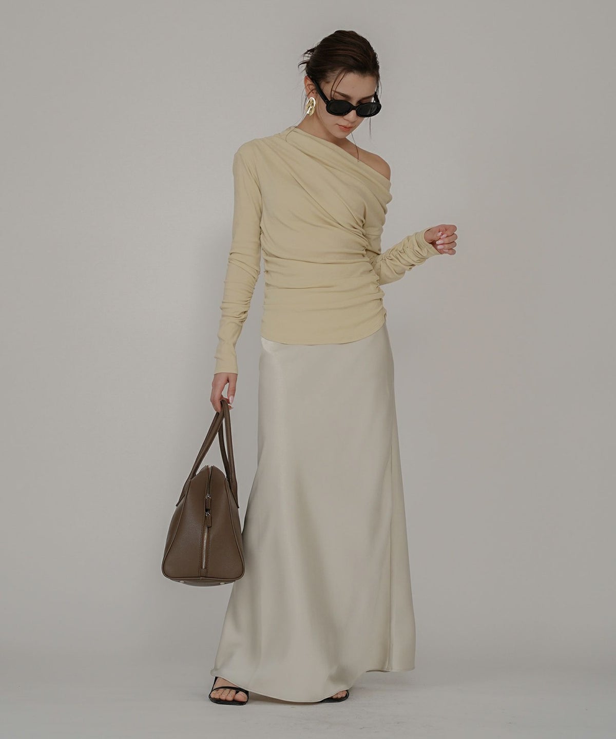 ルーズ 美脚 感動 スタイルアップ Iライン ナロースカート マーメイドスカート サテンスカート ロングスカート オシャレ 無地 女性らしい モテコーデ ベーシック シンプル デートコーデ 大人 あざと可愛い 肌見せ 韓国風 綺麗め 細見え カジュアル スタイル盛れ KINO THE KEI