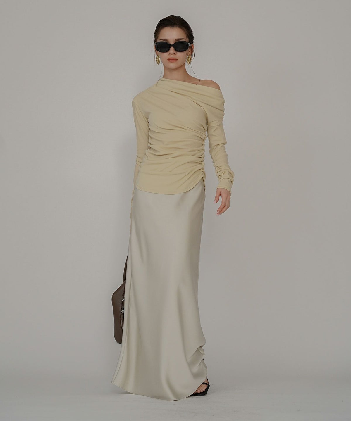 ルーズ 美脚 感動 スタイルアップ Iライン ナロースカート マーメイドスカート サテンスカート ロングスカート オシャレ 無地 女性らしい モテコーデ ベーシック シンプル デートコーデ 大人 あざと可愛い 肌見せ 韓国風 綺麗め 細見え カジュアル スタイル盛れ KINO THE KEI