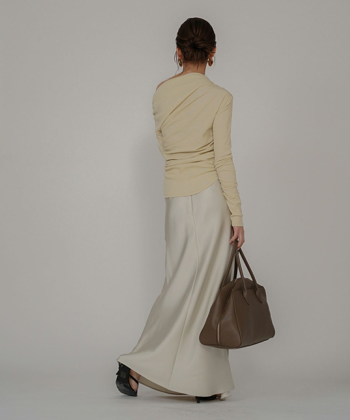 ルーズ 美脚 感動 スタイルアップ Iライン ナロースカート マーメイドスカート サテンスカート ロングスカート オシャレ 無地 女性らしい モテコーデ ベーシック シンプル デートコーデ 大人 あざと可愛い 肌見せ 韓国風 綺麗め 細見え カジュアル スタイル盛れ KINO THE KEI