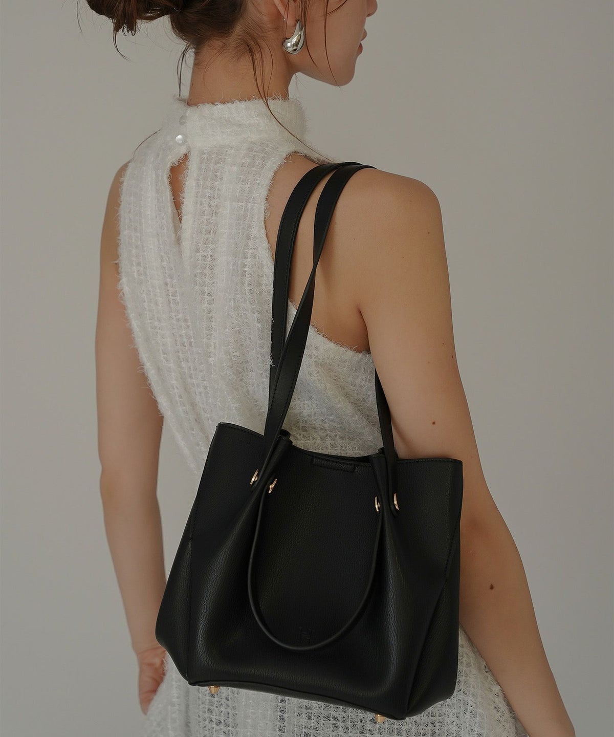 無地 女性らしい モテコーデ デートコーデ 大人 あざと可愛い 肌見せ 港区 ラウンジ 韓国風 韓国系 カジュアル エレガント 海外系 きれいめ 細見え カジュアル スタイル盛れ KINO THE KEI