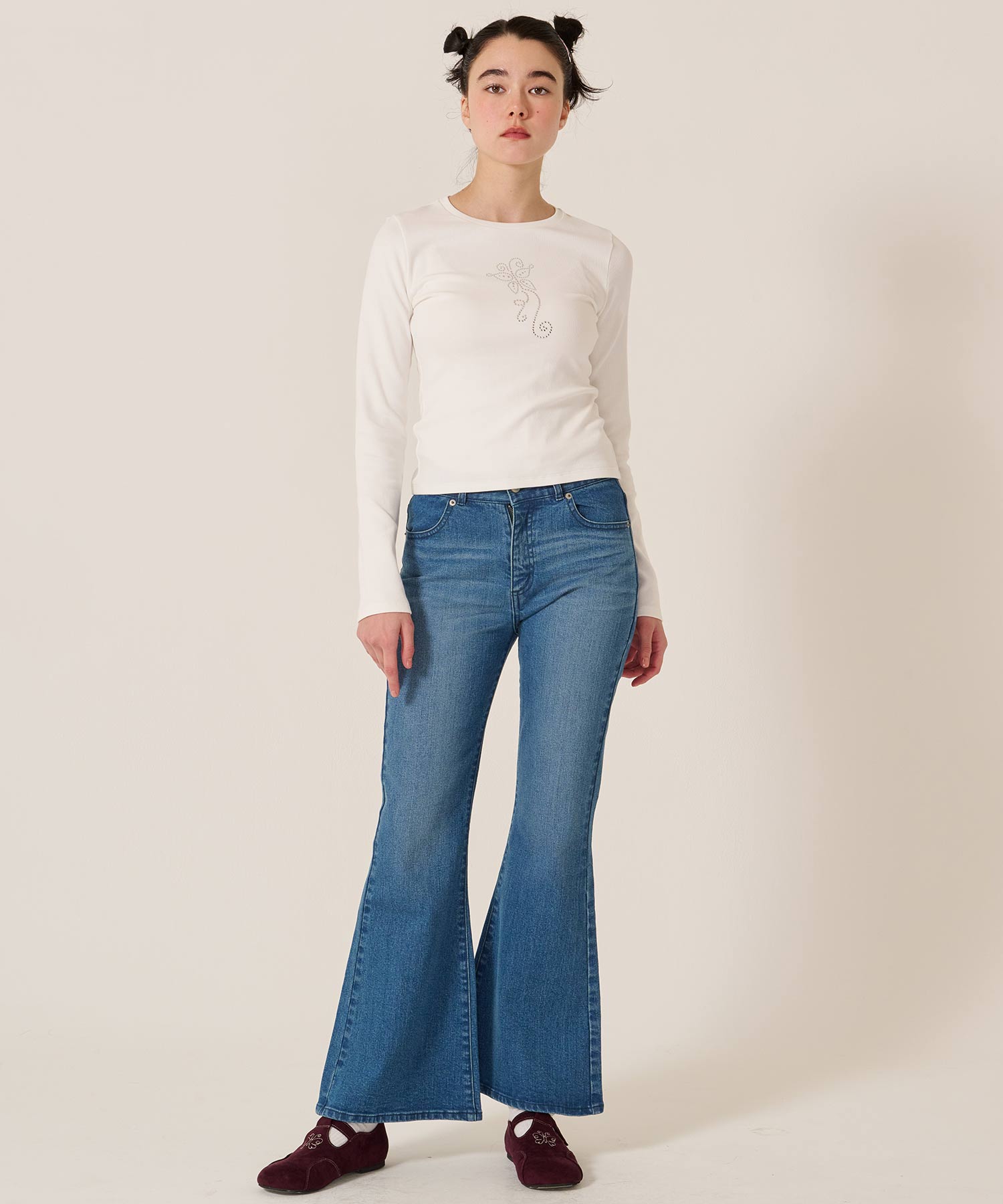 フラワー スタッズ フレア デニムパンツ TINA：JOJUN 全2色｜tnj711