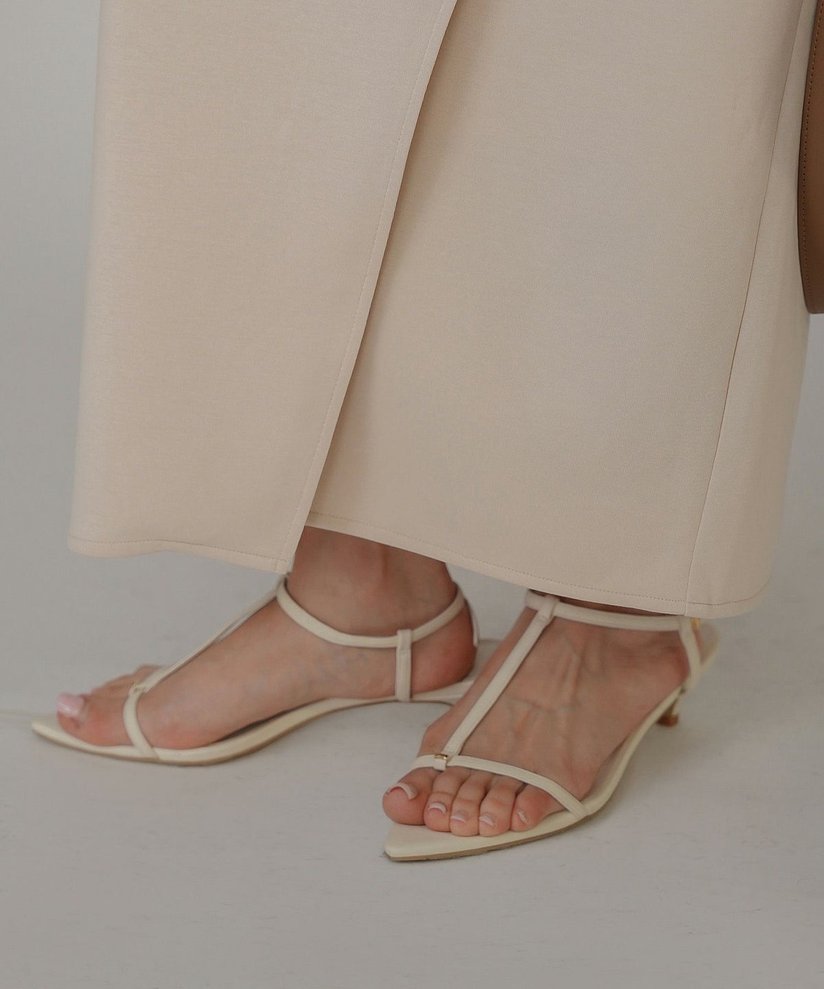 サンダル 華奢ストラップ 歩きやすい 安定感 クロス フェイクレザー ローヒール オリジナル ポインテッド メタル パーツ ストラップ サンダル KINO THE KEI