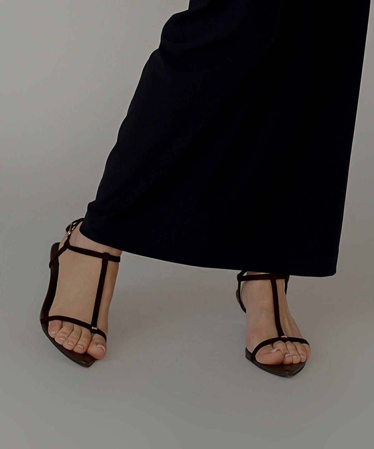 サンダル 華奢ストラップ 歩きやすい 安定感 クロス フェイクレザー ローヒール オリジナル ポインテッド メタル パーツ ストラップ サンダル KINO THE KEI