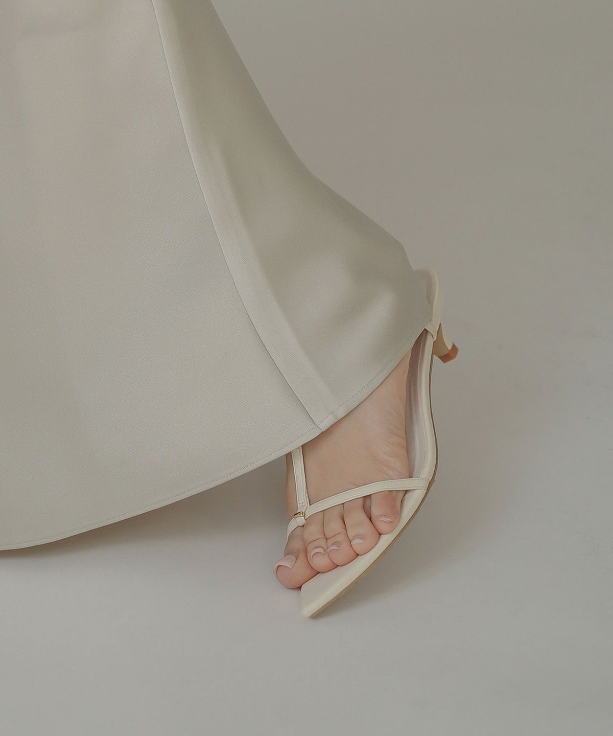 サンダル 華奢ストラップ 歩きやすい 安定感 クロス フェイクレザー ローヒール オリジナル ポインテッド メタル パーツ ストラップ サンダル KINO THE KEI