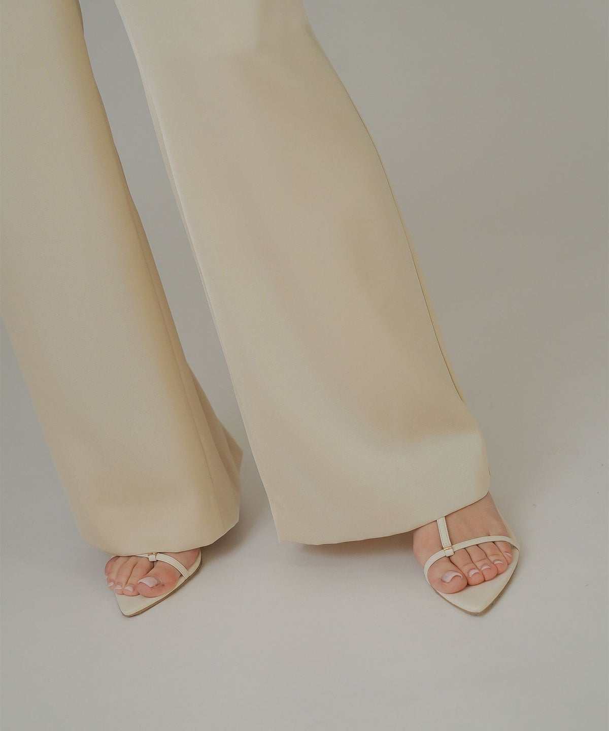 サンダル 華奢ストラップ 歩きやすい 安定感 クロス フェイクレザー ローヒール オリジナル ポインテッド メタル パーツ ストラップ サンダル KINO THE KEI