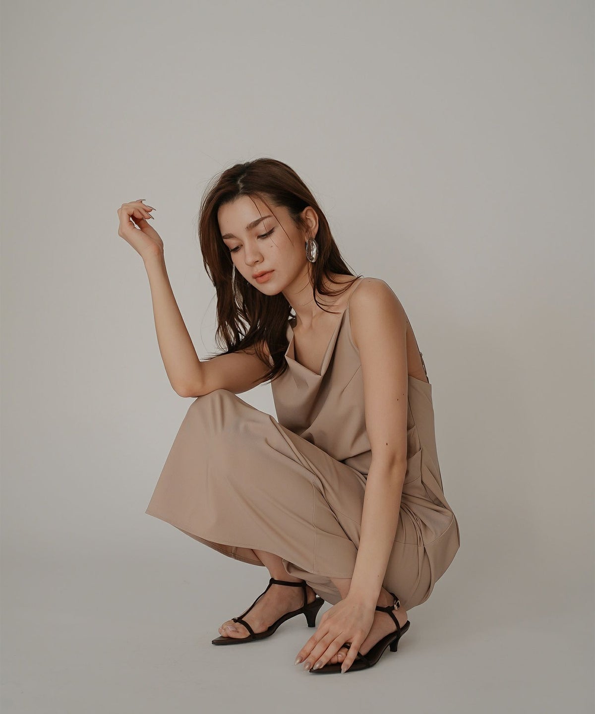 サンダル 華奢ストラップ 歩きやすい 安定感 クロス フェイクレザー ローヒール オリジナル ポインテッド メタル パーツ ストラップ サンダル KINO THE KEI