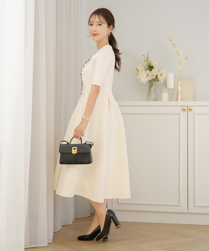 ニット ワンピース フリル 前開き 授乳 ママ きれいめ フェミニン 上品 ママ友 かわいい 大人 配色 ゴールド 半袖 5分袖 フレア フレアシルエット タック ミモレ 開襟 デコルテすっきり 襟付き 春 夏