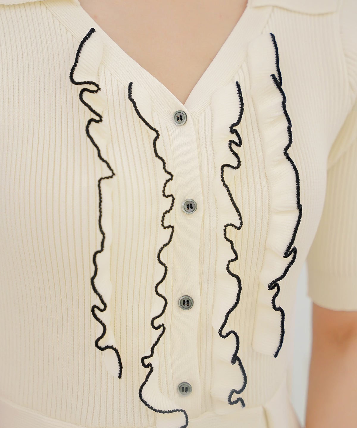 ニット ワンピース フリル 前開き 授乳 ママ きれいめ フェミニン 上品 ママ友 かわいい 大人 配色 ゴールド 半袖 5分袖 フレア フレアシルエット タック ミモレ 開襟 デコルテすっきり 襟付き 春 夏