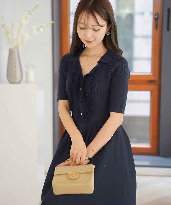 ニット ワンピース フリル 前開き 授乳 ママ きれいめ フェミニン 上品 ママ友 かわいい 大人 配色 ゴールド 半袖 5分袖 フレア フレアシルエット タック ミモレ 開襟 デコルテすっきり 襟付き 春 夏