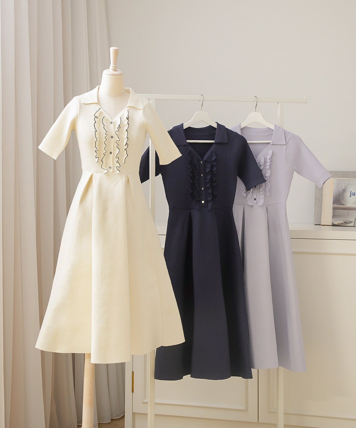 ニット ワンピース フリル 前開き 授乳 ママ きれいめ フェミニン 上品 ママ友 かわいい 大人 配色 ゴールド 半袖 5分袖 フレア フレアシルエット タック ミモレ 開襟 デコルテすっきり 襟付き 春 夏