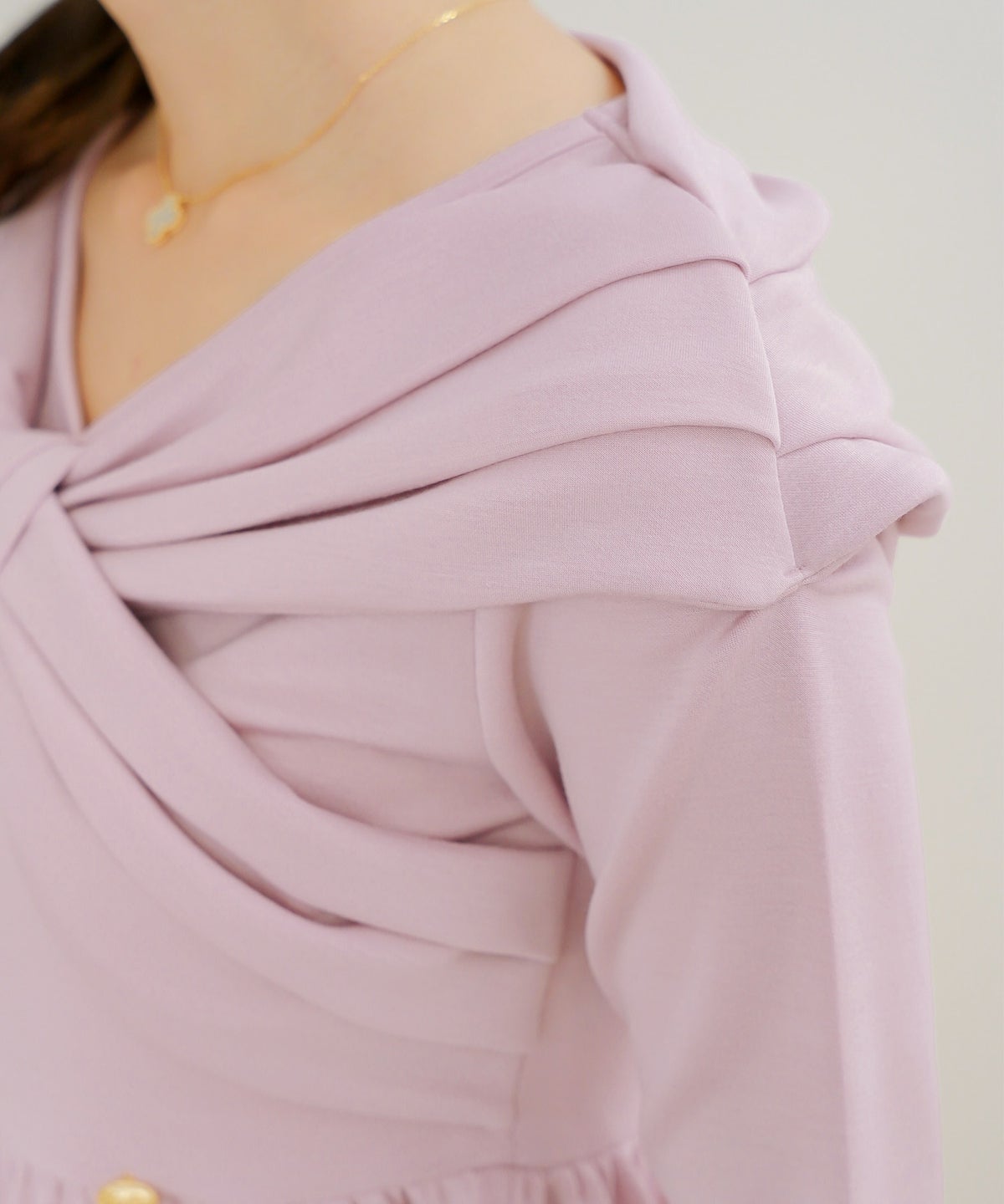 トップス カットソー ペプラム 体型カバー カジュアル 長袖 パール オフショル リボン タック ギャザー Vネック きれいめ 着映え パンツスタイル ミドル丈 春 秋