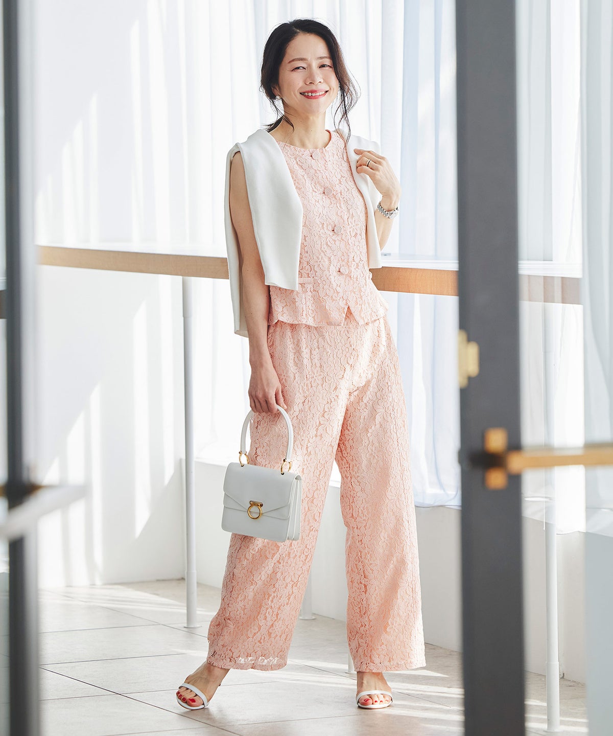 総レース ベスト ジレ 春 秋 美シルエット ウエストライン 裏地付き きれいめ オケージョン 通勤 ホワイト ピンク ネイビー ジョイントスペース 総レース ベスト ＆BLOOM（アンドブルーム）