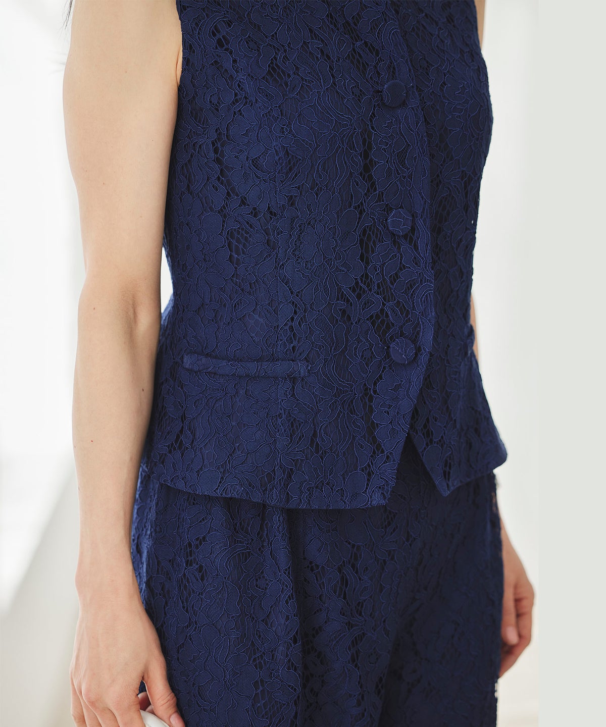 総レース ベスト ジレ 春 秋 美シルエット ウエストライン 裏地付き きれいめ オケージョン 通勤 ホワイト ピンク ネイビー ジョイントスペース 総レース ベスト ＆BLOOM（アンドブルーム）