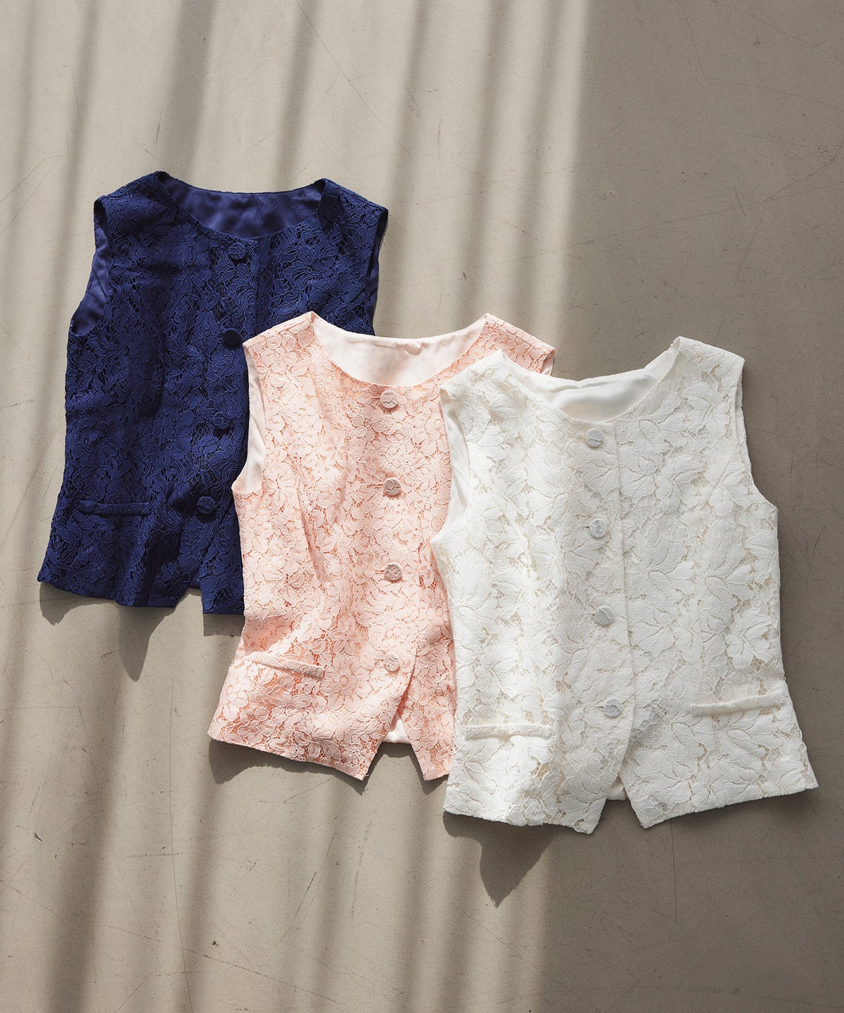 総レース ベスト ジレ 春 秋 美シルエット ウエストライン 裏地付き きれいめ オケージョン 通勤 ホワイト ピンク ネイビー ジョイントスペース 総レース ベスト ＆BLOOM（アンドブルーム）