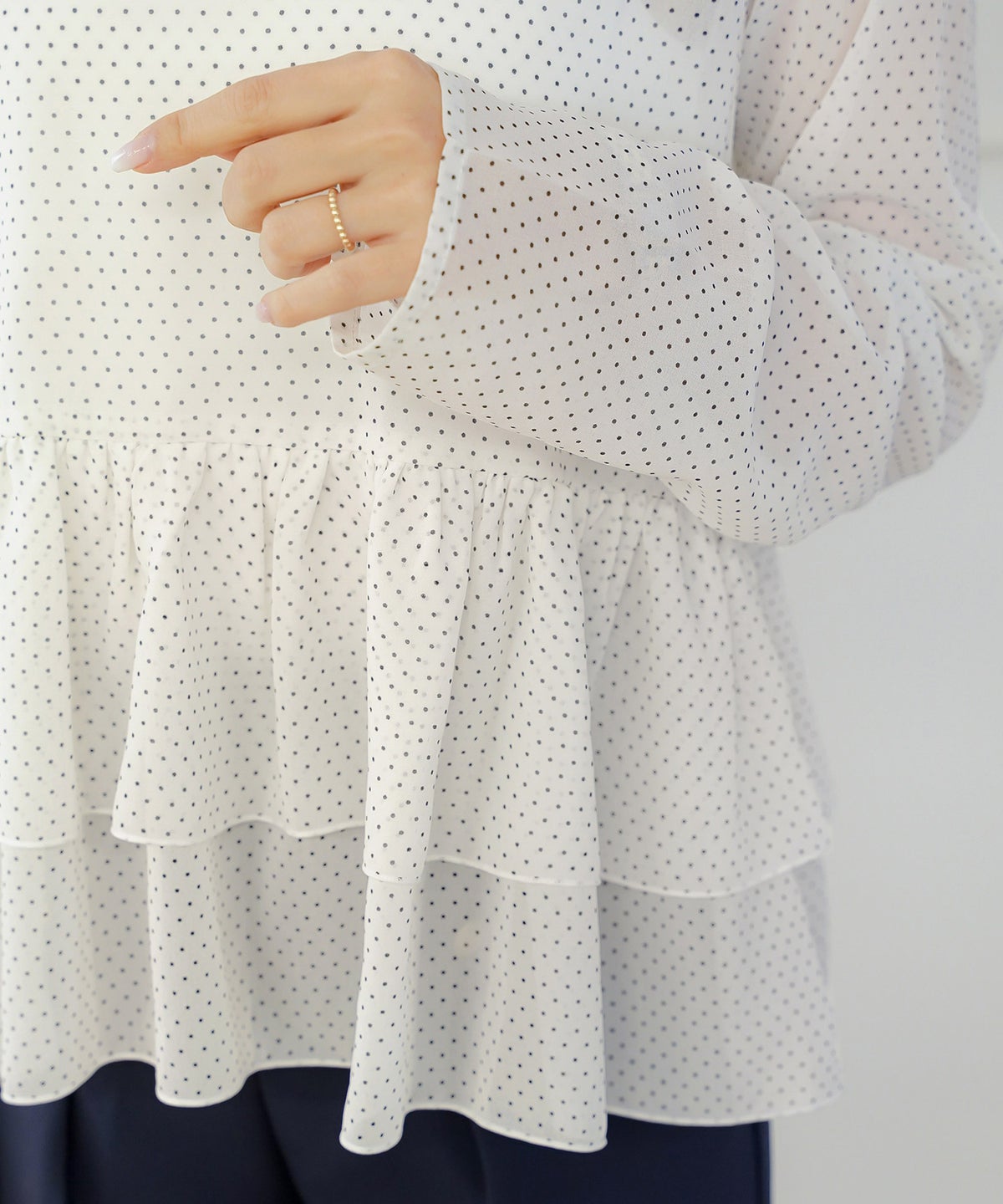 ブラウス トップス クルーネック ドット 柄 春 秋 夏 晩夏 ホワイト アイボリー ベージュ ブラック 長袖 シアー 透け感 抜け感 シースルー 涼しい 清涼感 軽い 軽量
