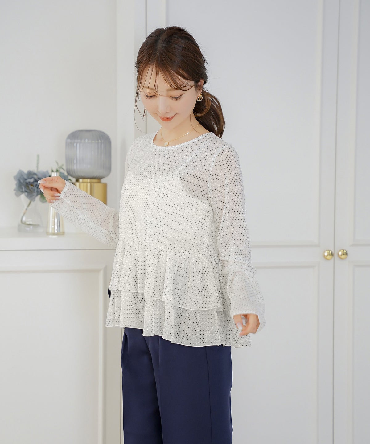 ブラウス トップス クルーネック ドット 柄 春 秋 夏 晩夏 ホワイト アイボリー ベージュ ブラック 長袖 シアー 透け感 抜け感 シースルー 涼しい 清涼感 軽い 軽量