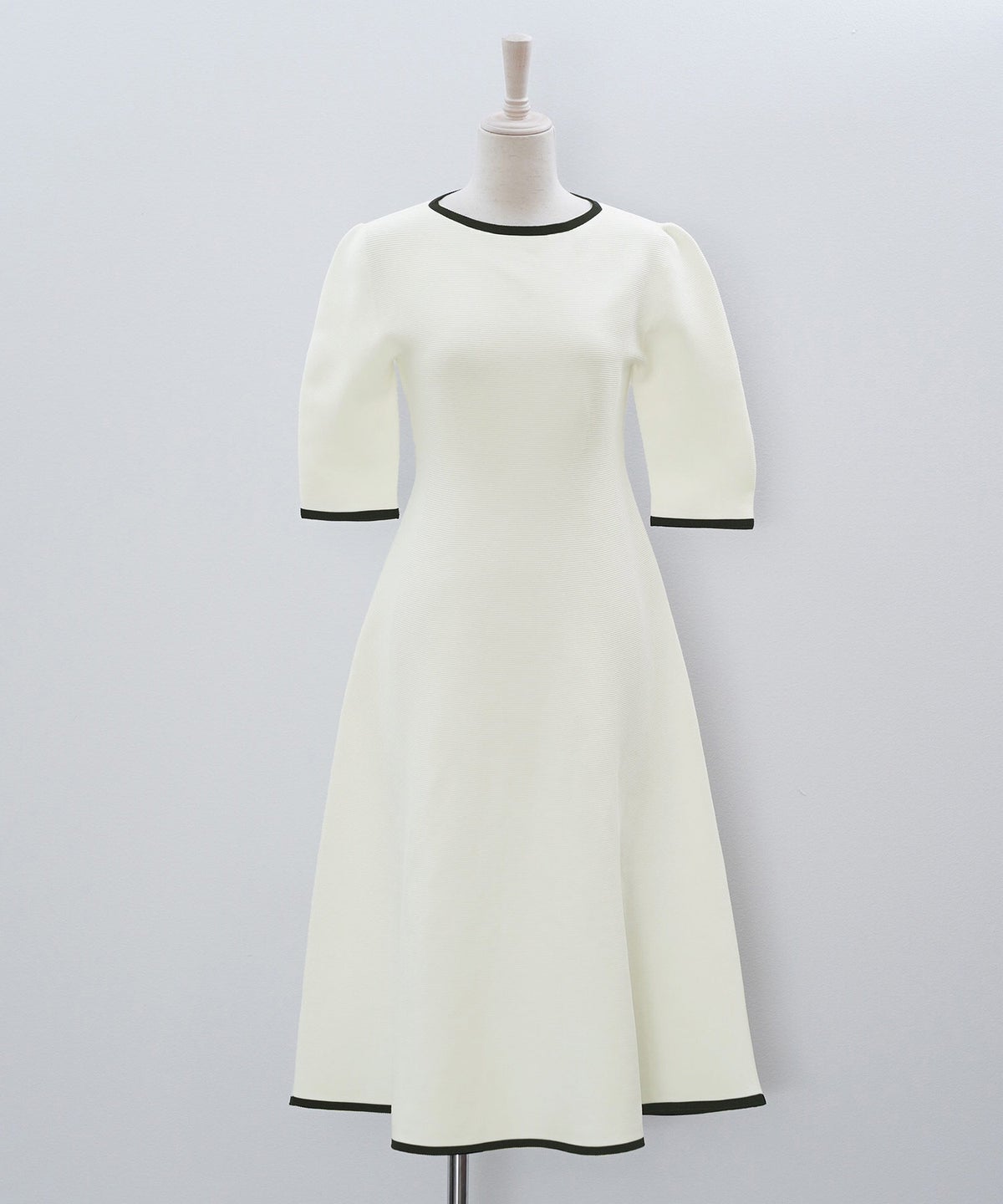 ホールガーメント バイカラー ニットワンピース ボートネック 五分袖 フレア ウエストシェイプ きれいめ 上品 体型カバー セットアップ風 カーディガン合わせ デニムジャケット 大人カジュアル 白