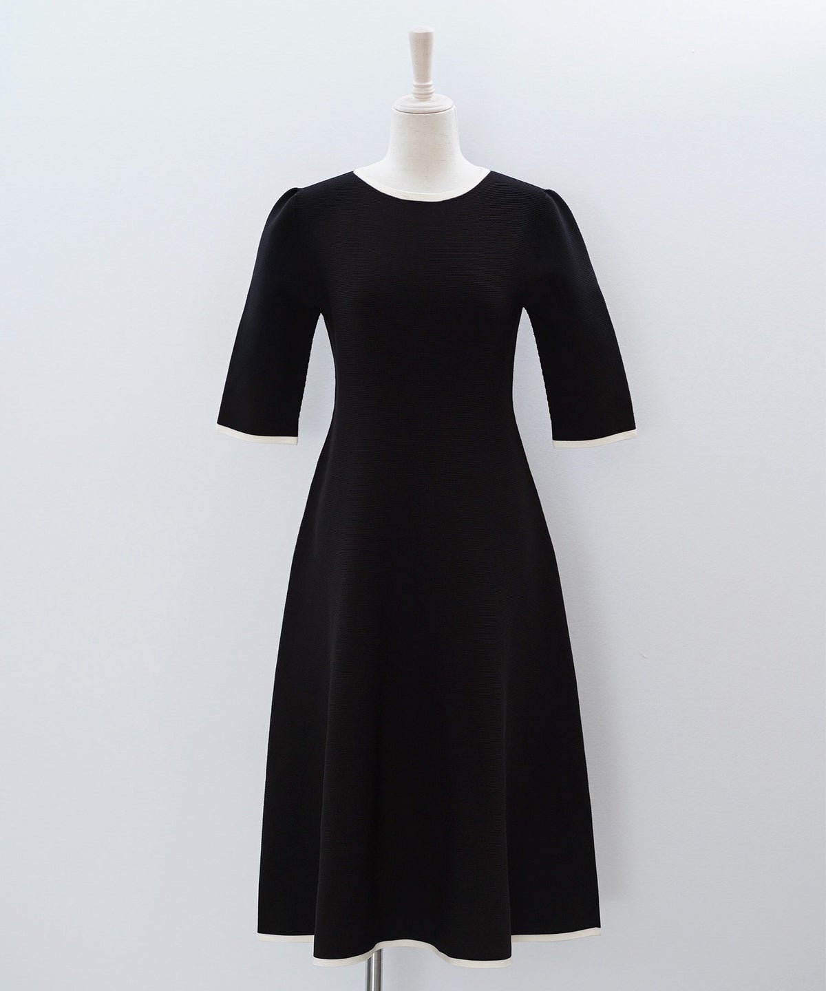 ホールガーメント バイカラー ニットワンピース ボートネック 五分袖 フレア ウエストシェイプ きれいめ 上品 体型カバー セットアップ風 カーディガン合わせ デニムジャケット 大人カジュアル 黒