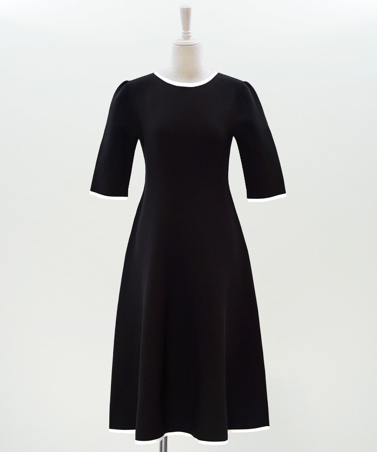 ホールガーメント バイカラー ニットワンピース ボートネック 五分袖 フレア ウエストシェイプ きれいめ 上品 体型カバー セットアップ風 カーディガン合わせ デニムジャケット 大人カジュアル 黒