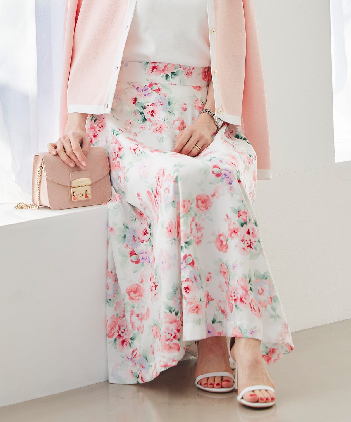 花柄 スカート ギャザー フレア ミドル丈 通勤 カジュアル フェミニン 大人かわいい 上品 モノトーン ピンク ジョイントスペース