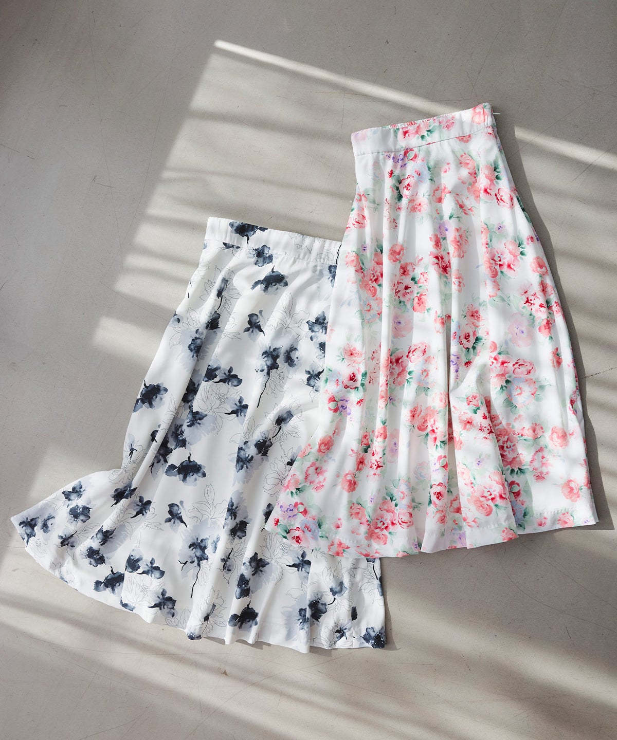 花柄 スカート ギャザー フレア ミドル丈 通勤 カジュアル フェミニン 大人かわいい 上品 モノトーン ピンク ジョイントスペース