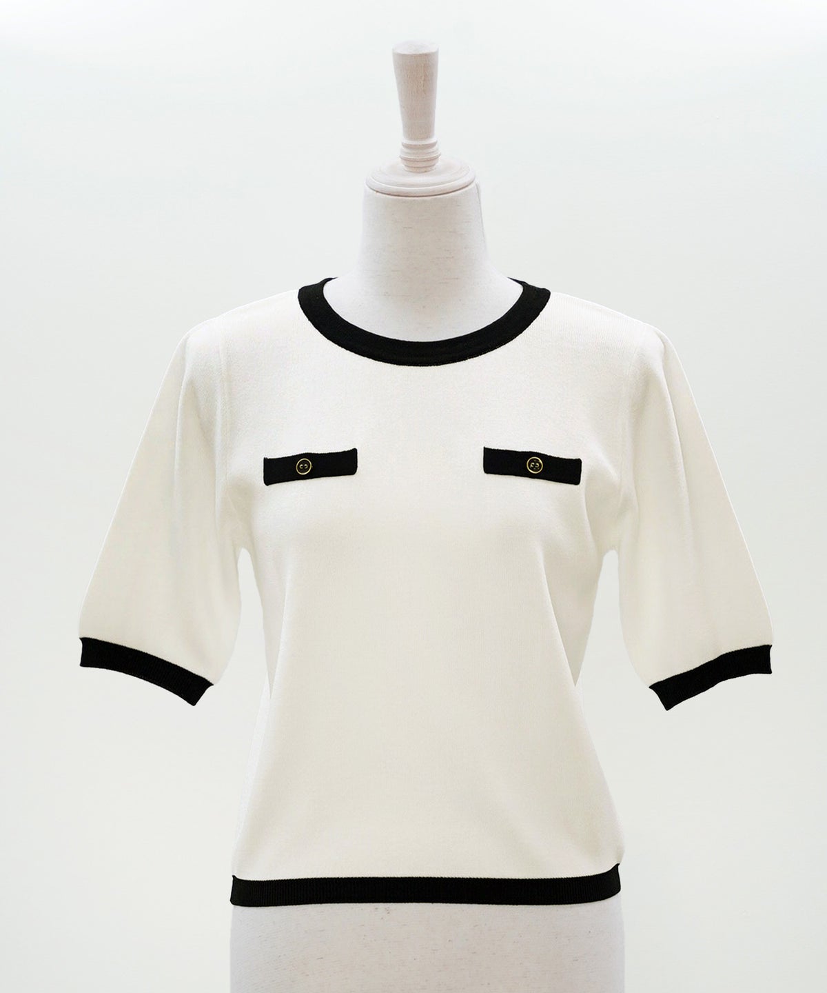 半袖ニット 配色トリム 金縁ボタン 薄手 春夏秋 レディース アンサンブル コンパクト丈 クルーネック 飾りポケット ホワイト