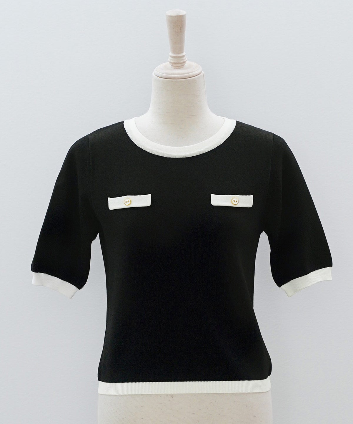 半袖ニット 配色トリム 金縁ボタン 薄手 春夏秋 レディース アンサンブル コンパクト丈 クルーネック 飾りポケットブラック ホワイト ピンク