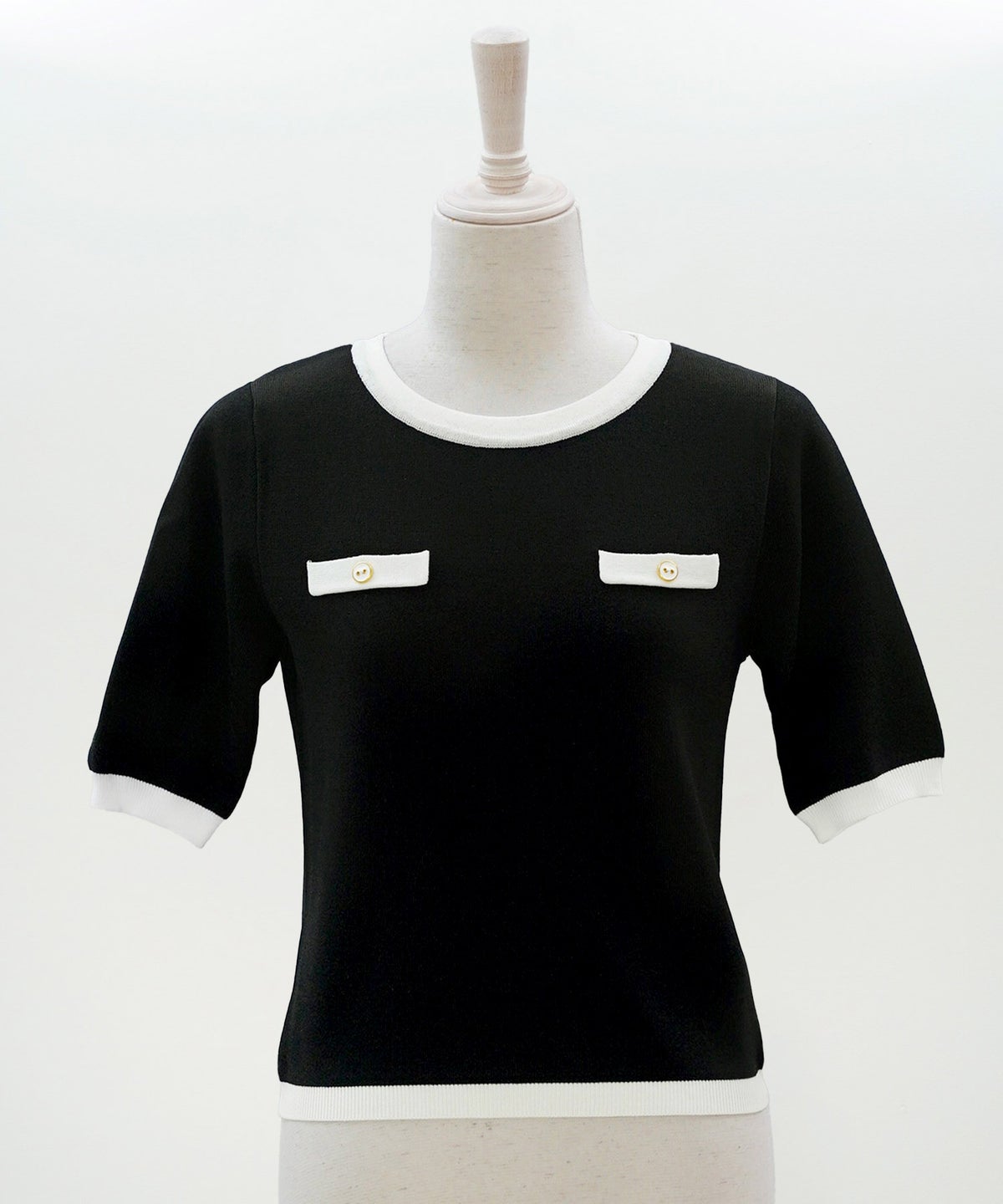 半袖ニット 配色トリム 金縁ボタン 薄手 春夏秋 レディース アンサンブル コンパクト丈 クルーネック 飾りポケットブラック ホワイト ピンク