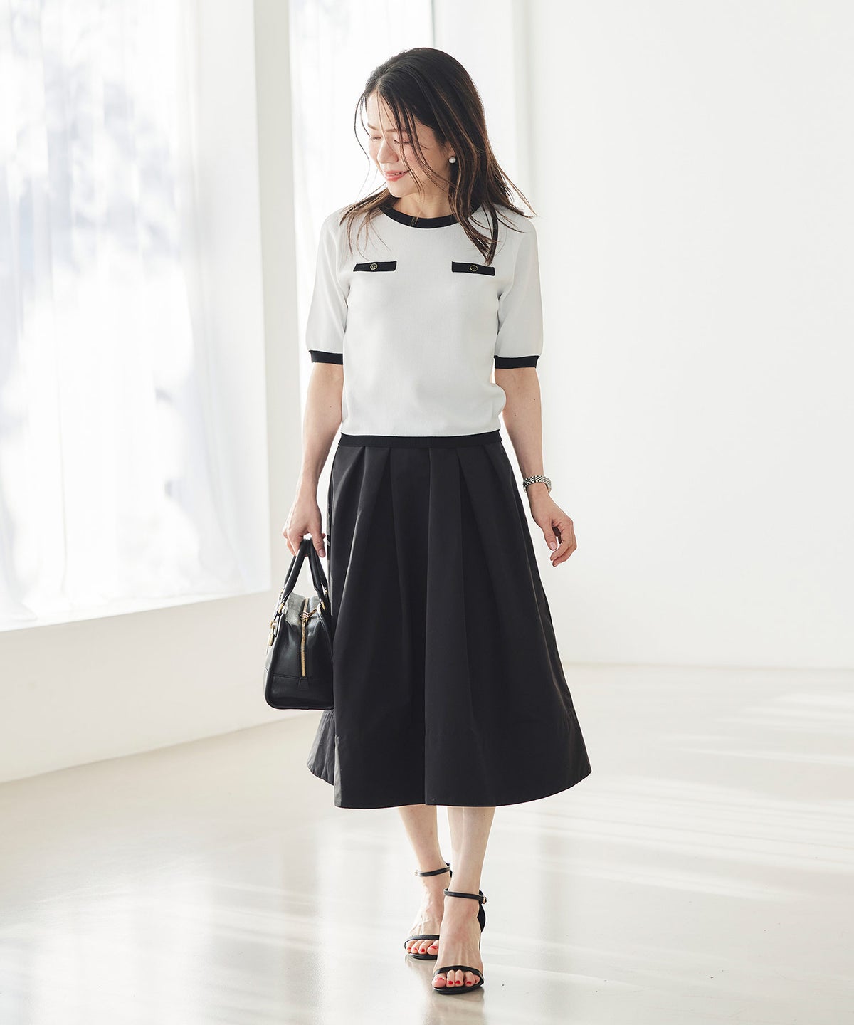 半袖ニット 配色トリム 金縁ボタン 薄手 春夏秋 レディース アンサンブル コンパクト丈 クルーネック 飾りポケット ホワイト