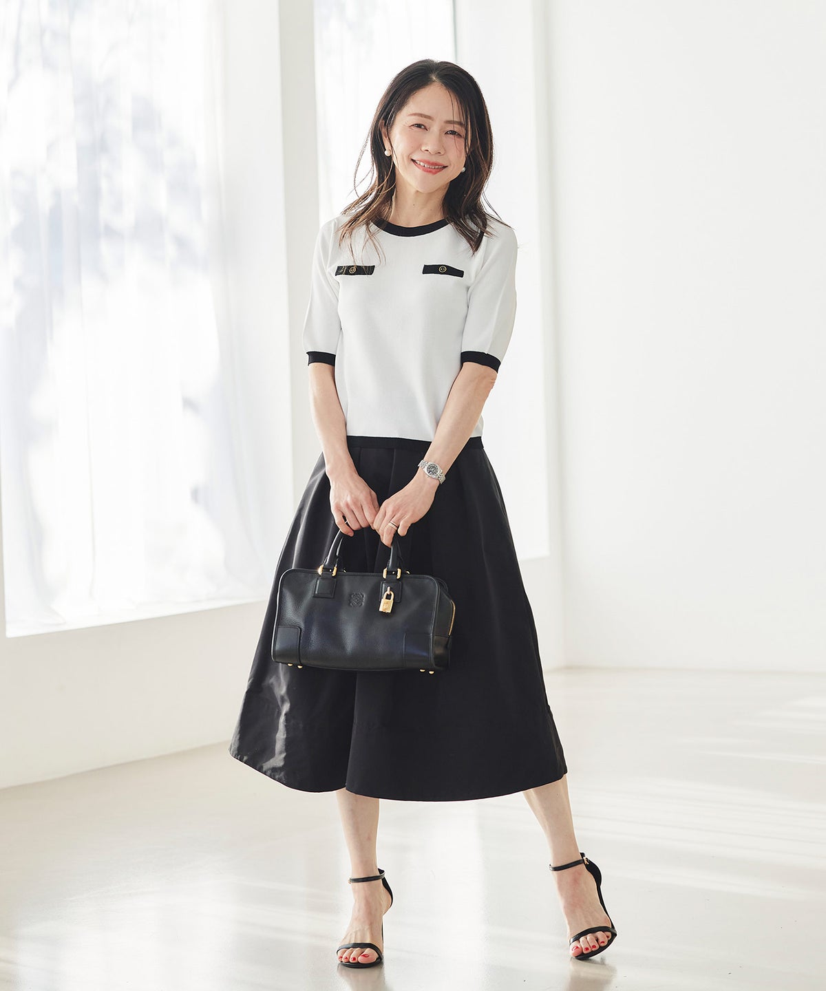 半袖ニット 配色トリム 金縁ボタン 薄手 春夏秋 レディース アンサンブル コンパクト丈 クルーネック 飾りポケット ホワイト