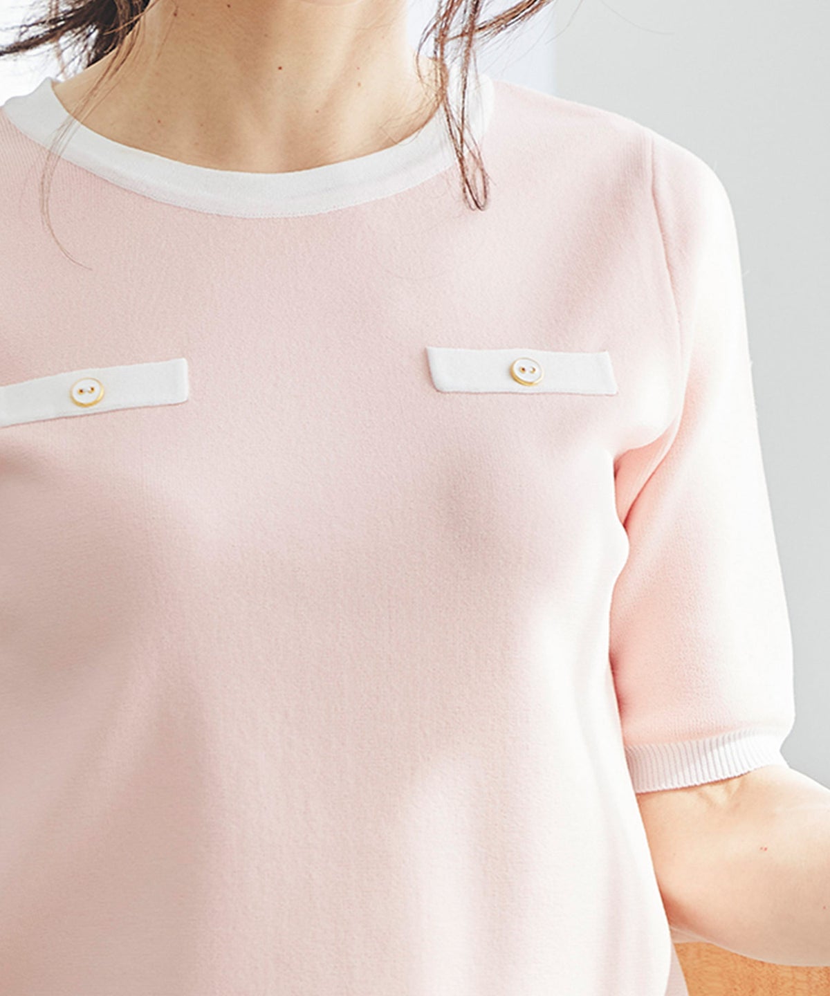 半袖ニット 配色トリム 金縁ボタン 薄手 春夏秋 レディース アンサンブル コンパクト丈 クルーネック 飾りポケット ピンク