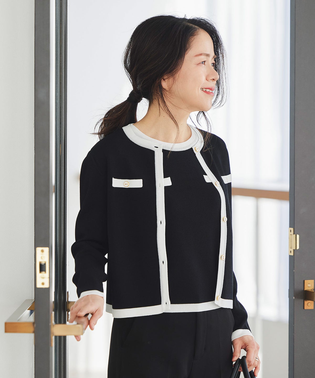 半袖ニット 配色トリム 金縁ボタン 薄手 春夏秋 レディース アンサンブル コンパクト丈 クルーネック 飾りポケットブラック ホワイト ピンク