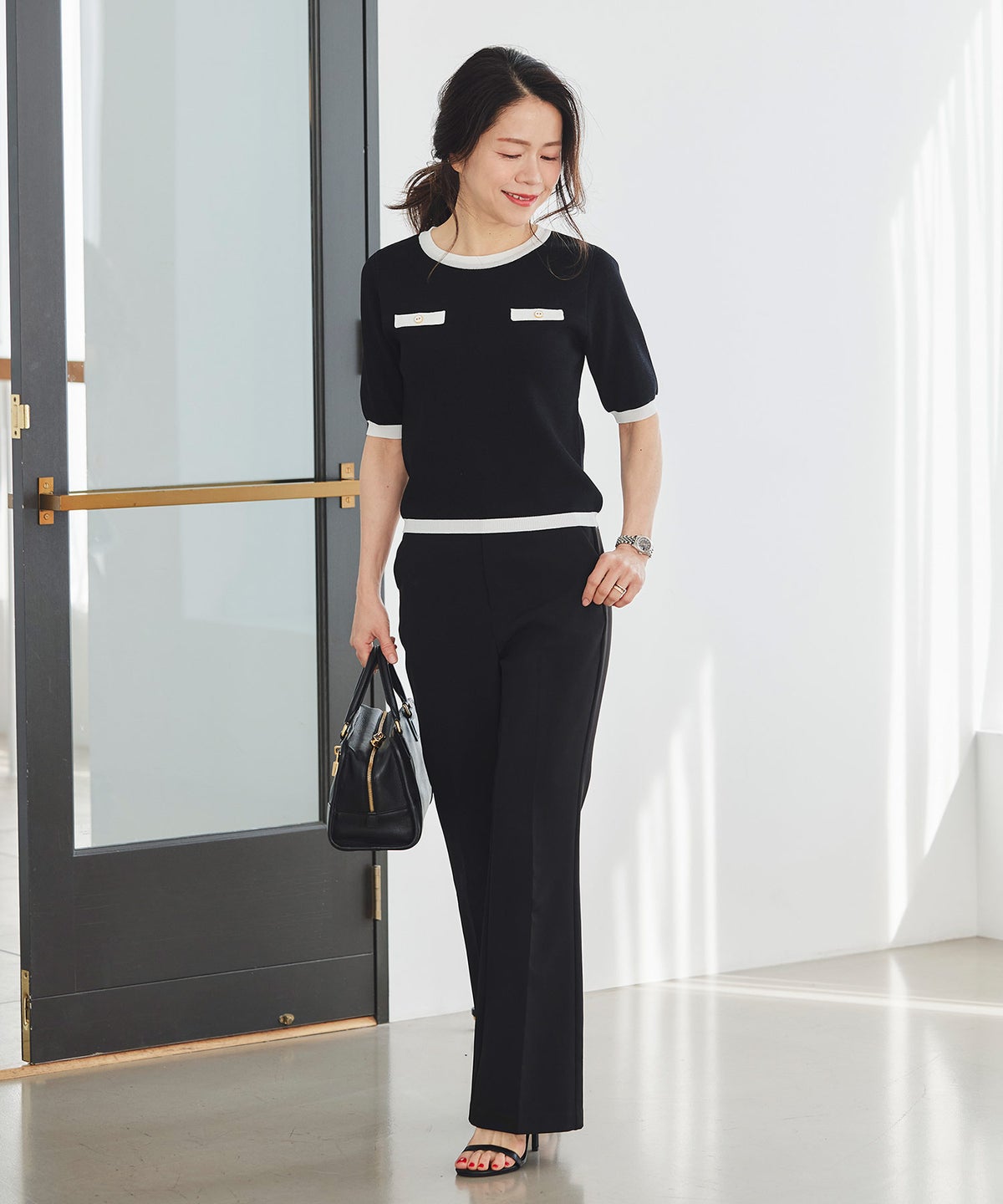 半袖ニット 配色トリム 金縁ボタン 薄手 春夏秋 レディース アンサンブル コンパクト丈 クルーネック 飾りポケットブラック ホワイト ピンク