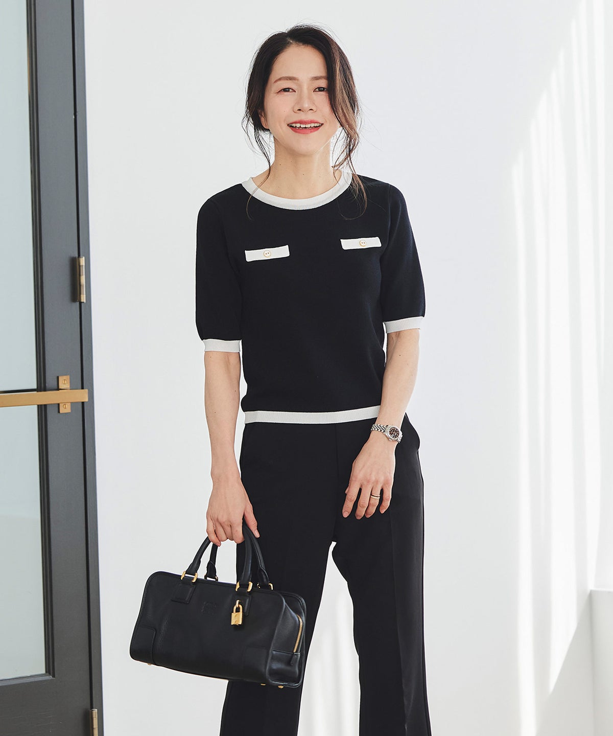 半袖ニット 配色トリム 金縁ボタン 薄手 春夏秋 レディース アンサンブル コンパクト丈 クルーネック 飾りポケットブラック ホワイト ピンク