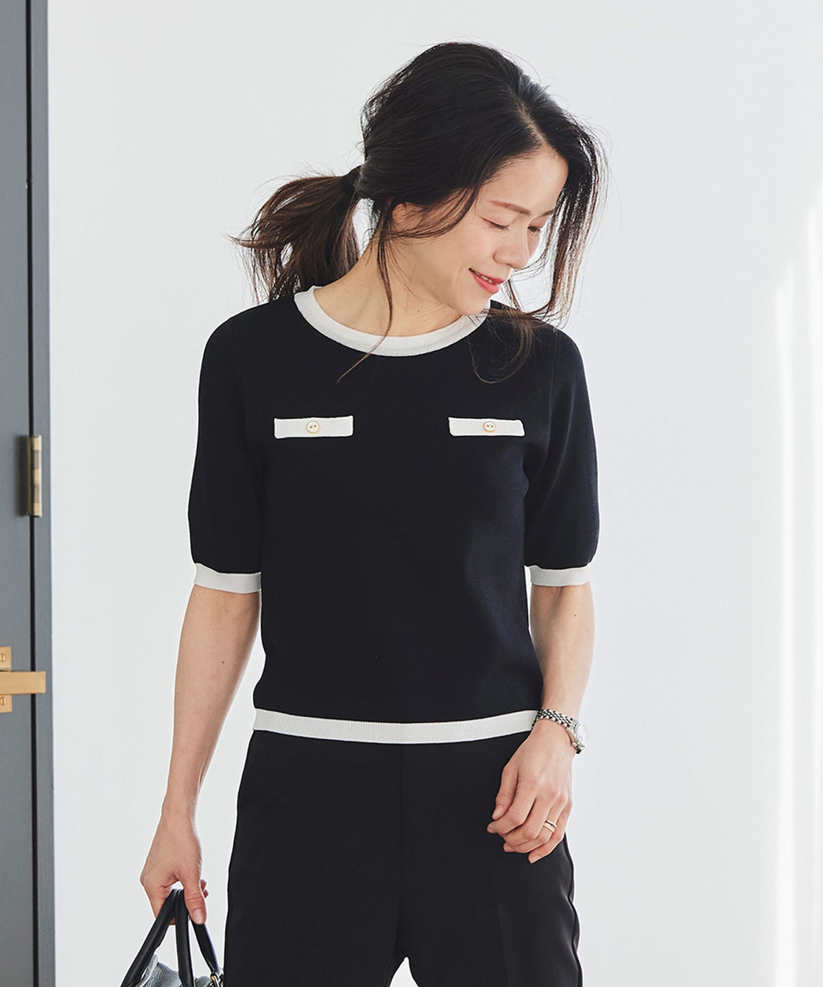 半袖ニット 配色トリム 金縁ボタン 薄手 春夏秋 レディース アンサンブル コンパクト丈 クルーネック 飾りポケットブラック ホワイト ピンク