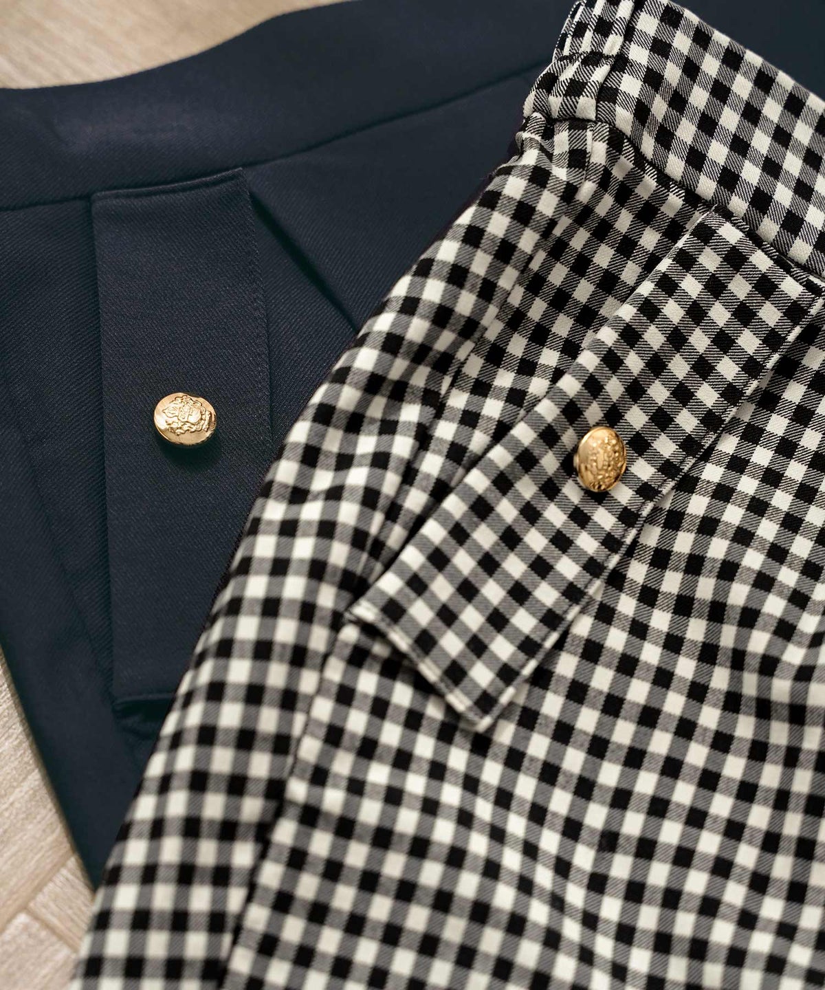 ボトムス テーパードパンツ パンツ きれいめ 上品 エレガント 細身 スリット ポケット エンブレム ボタン ゴールド タイトめ ストレッチ ハイストレッチ 無地 ギンガム オールシーズン 秋 冬 春 夏