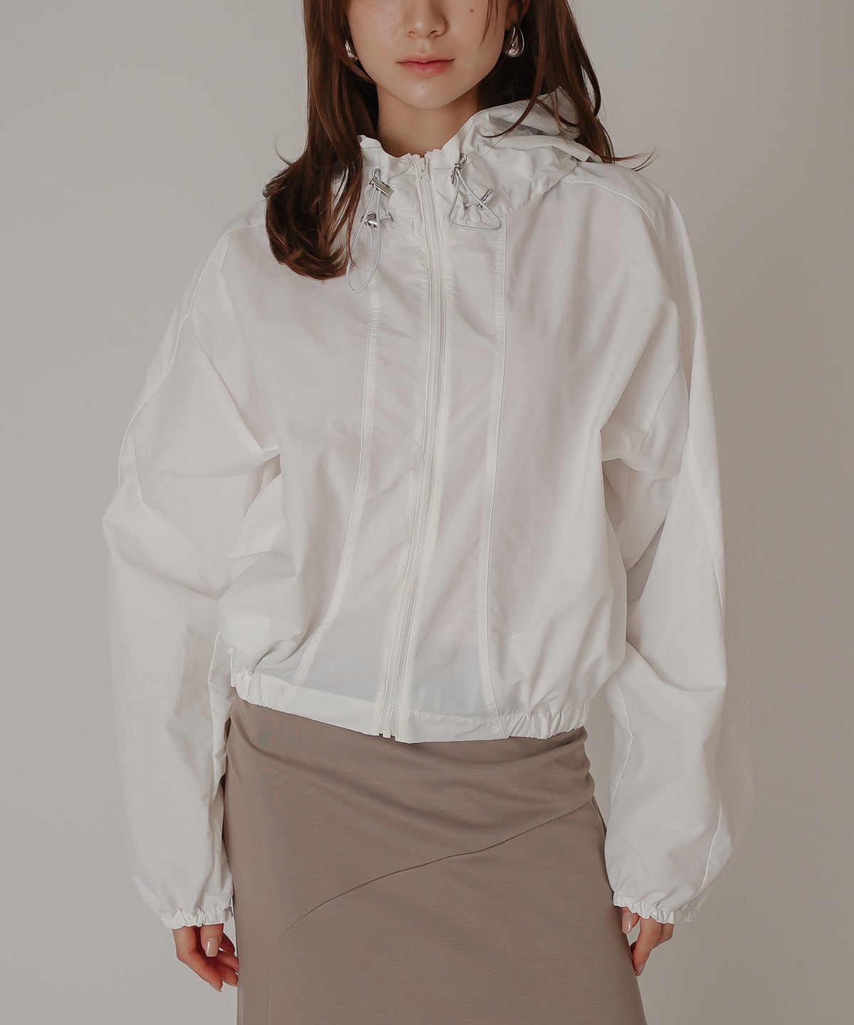 ［UＶカット］シアー ギャザリング フード ブルゾン KINO THE KEI ナイロンブルゾン フードブルゾン ライトアウター ショートブルゾン ナイロンジャケット フードジャケット ウィンドブレーカー ドローストリングブルゾン ドロストデザイン ギャザーネック スタンドネックブルゾン