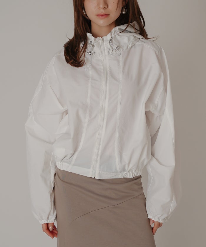 ［UＶカット］シアー ギャザリング フード ブルゾン KINO THE KEI ナイロンブルゾン フードブルゾン ライトアウター ショートブルゾン ナイロンジャケット フードジャケット ウィンドブレーカー ドローストリングブルゾン ドロストデザイン ギャザーネック スタンドネックブルゾン