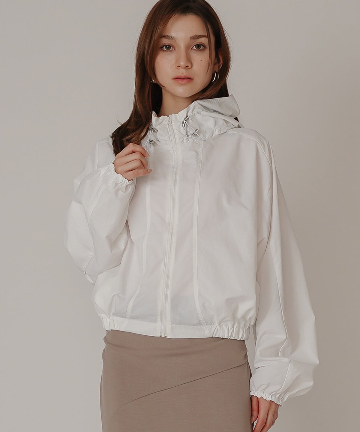 ［UＶカット］シアー ギャザリング フード ブルゾン KINO THE KEI ナイロンブルゾン フードブルゾン ライトアウター ショートブルゾン ナイロンジャケット フードジャケット ウィンドブレーカー ドローストリングブルゾン ドロストデザイン ギャザーネック スタンドネックブルゾン