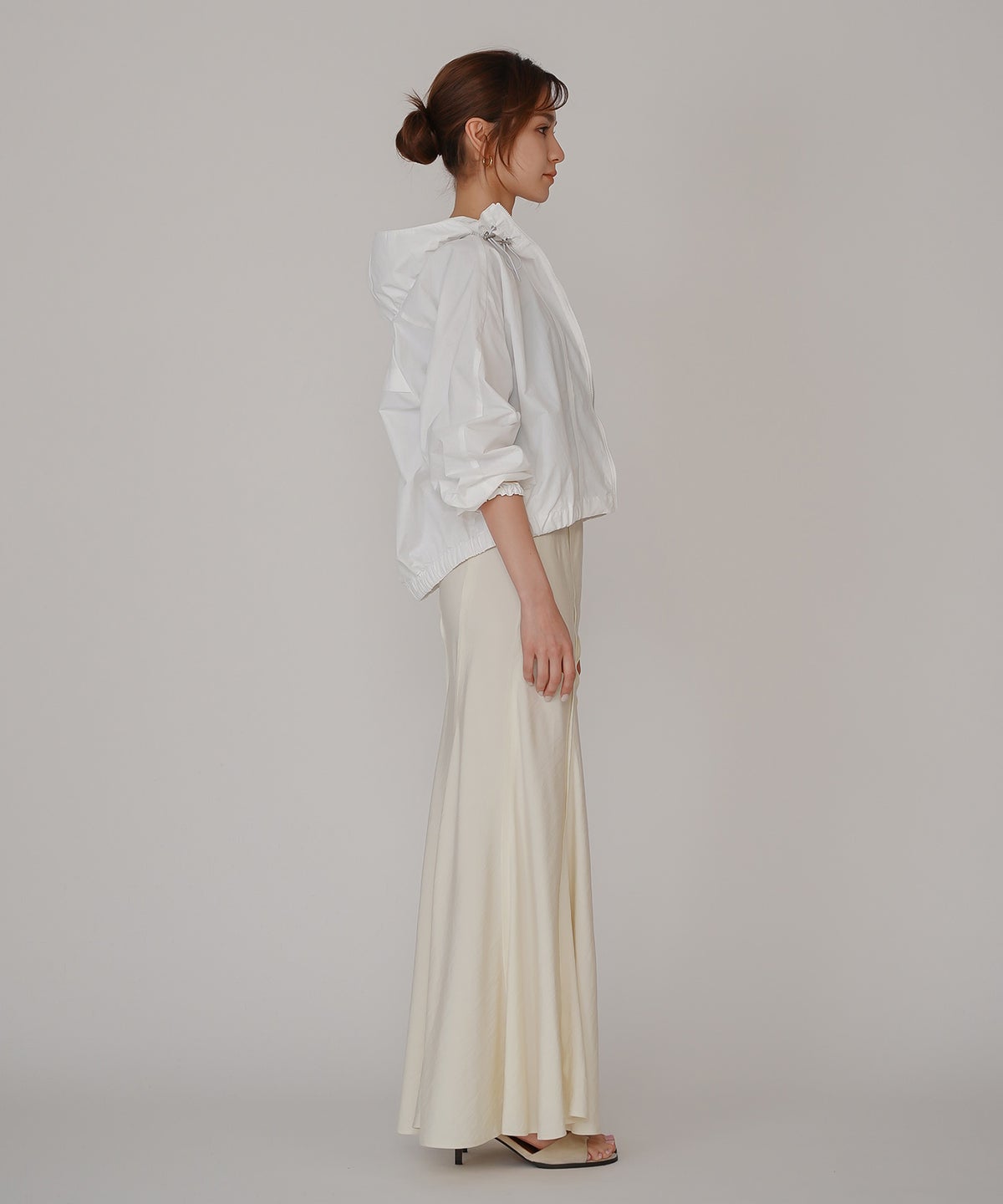 ［UＶカット］シアー ギャザリング フード ブルゾン KINO THE KEI ナイロンブルゾン フードブルゾン ライトアウター ショートブルゾン ナイロンジャケット フードジャケット ウィンドブレーカー ドローストリングブルゾン ドロストデザイン ギャザーネック スタンドネックブルゾン